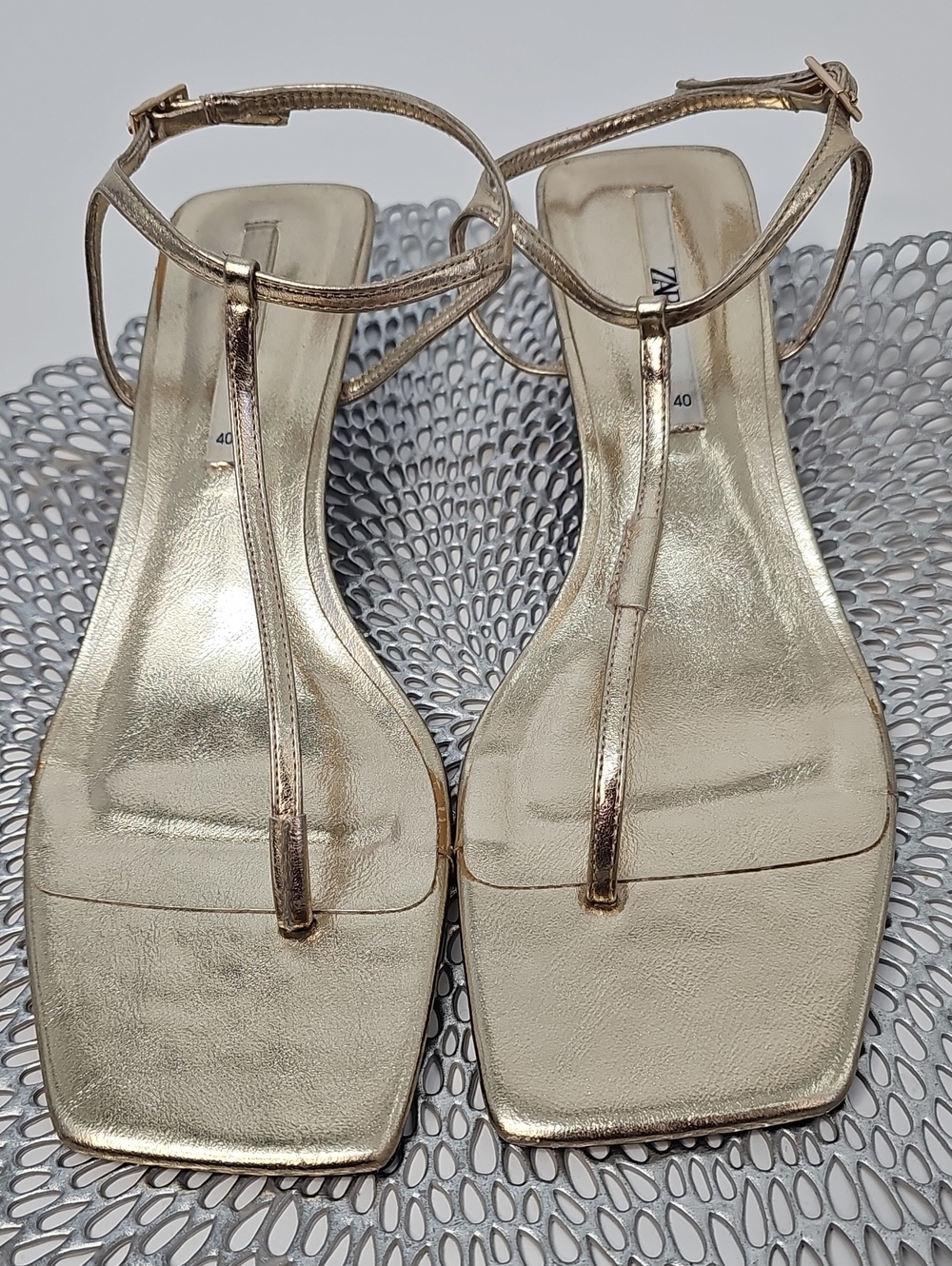 Zara Metallic Gold T-Strap Goddess Sandals w Kitten Heel Sz:9